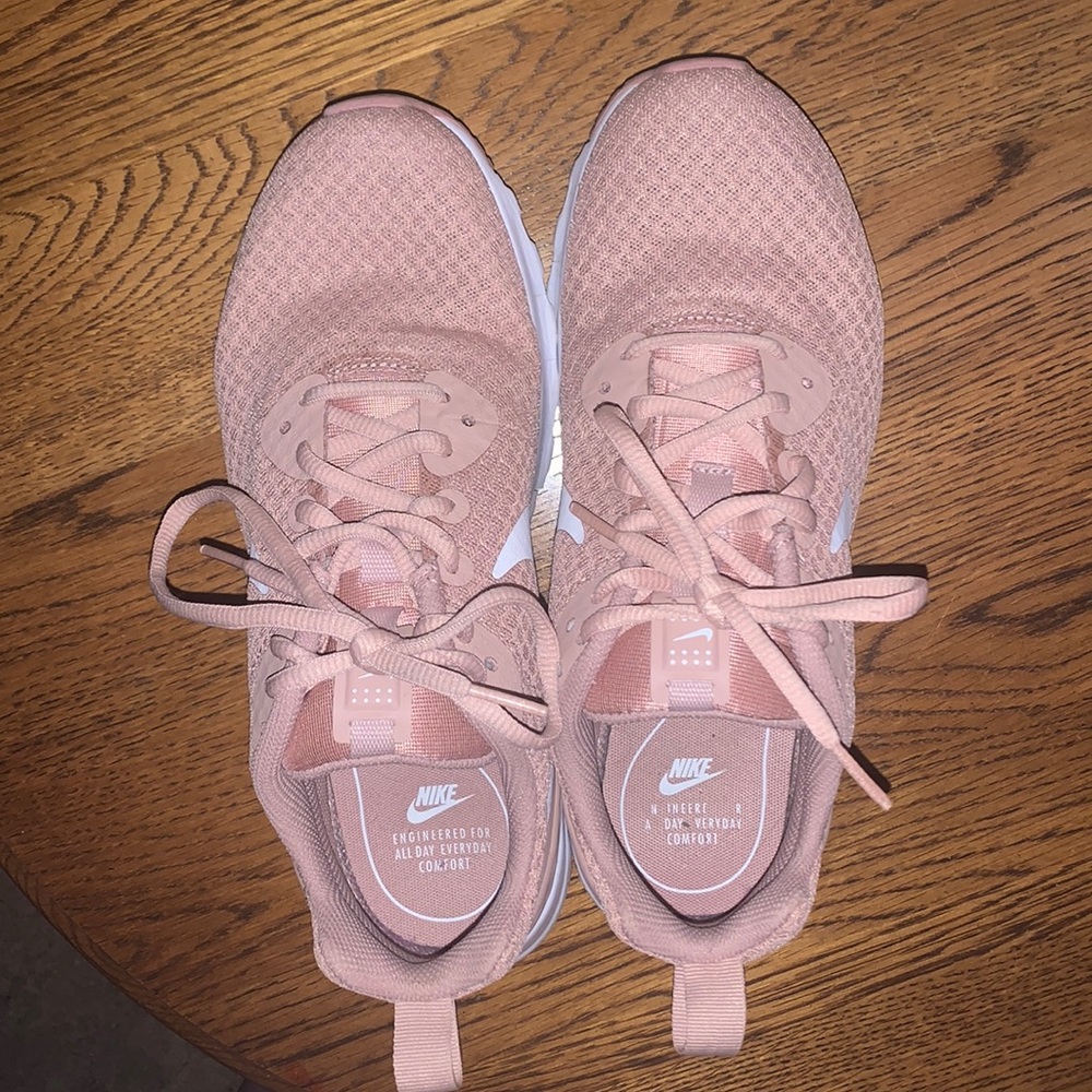 WOMEN’S 8.5 NIKE AIRS